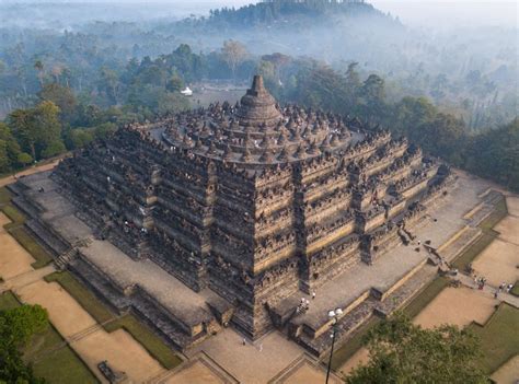 La construcción del Templo Borobudur: Una maravilla arquitectónica y un testimonio de la devoción budista en Java